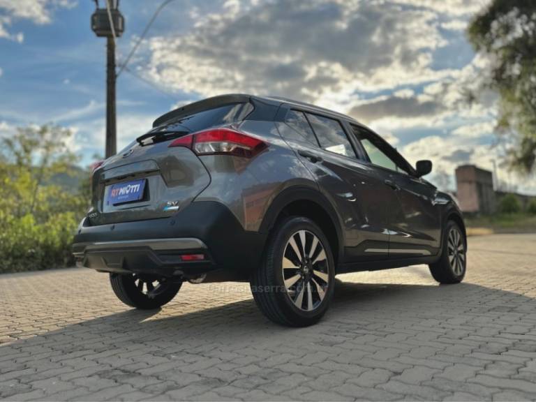 NISSAN - KICKS - 2017/2018 - Prata - R$ 82.000,00