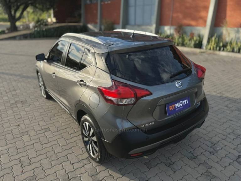 NISSAN - KICKS - 2017/2018 - Prata - R$ 82.000,00