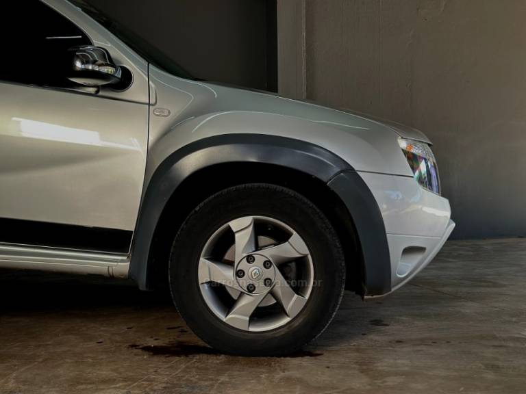 CHEVROLET - ONIX - 2014/2014 - Prata - R$ 56.000,00