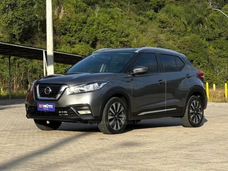 NISSAN - KICKS - 2017/2018 - Prata - R$ 82.000,00