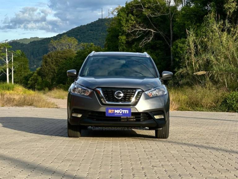 NISSAN - KICKS - 2017/2018 - Prata - R$ 82.000,00