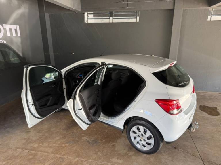 CHEVROLET - ONIX - 2015/2015 - Branca - R$ 51.000,00