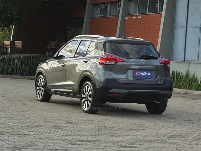 NISSAN - KICKS - 2017/2018 - Prata - R$ 82.000,00