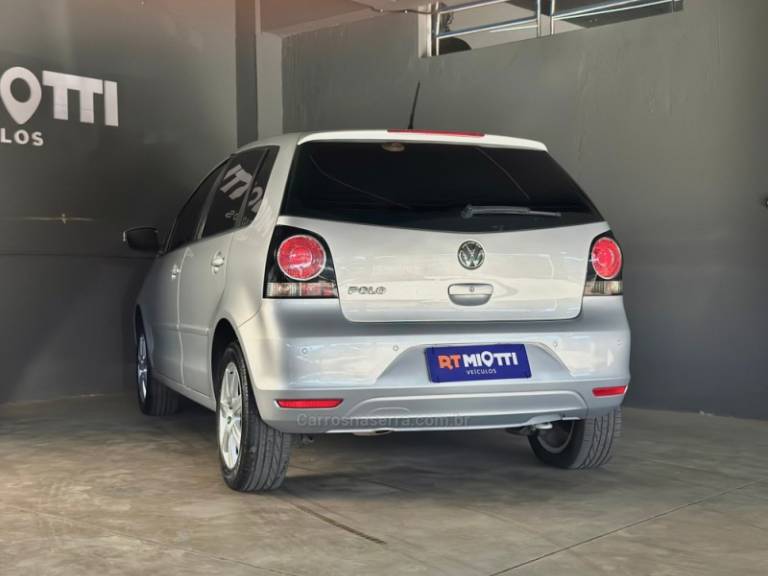 VOLKSWAGEN - POLO - 2012/2012 - Prata - R$ 40.000,00