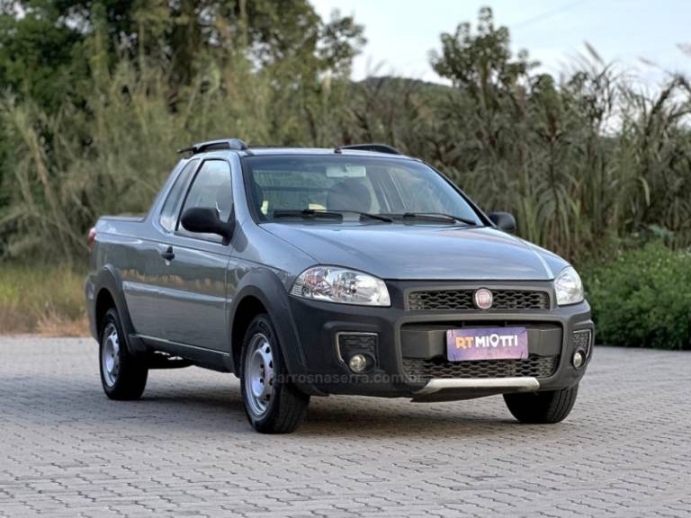 FIAT - STRADA - 2013/2014 - Prata - R$ 50.000,00