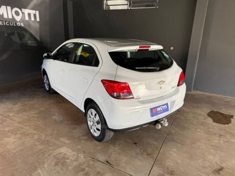 CHEVROLET - ONIX - 2015/2015 - Branca - R$ 51.000,00