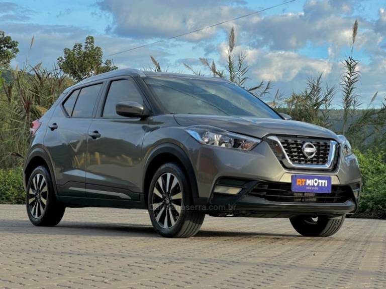 NISSAN - KICKS - 2017/2018 - Prata - R$ 82.000,00