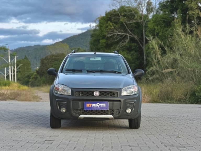 FIAT - STRADA - 2013/2014 - Prata - R$ 50.000,00