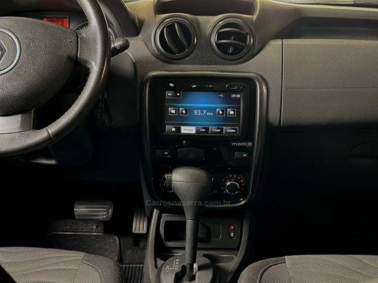 CHEVROLET - ONIX - 2014/2014 - Prata - R$ 56.000,00