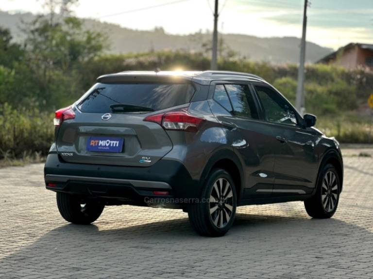 NISSAN - KICKS - 2017/2018 - Prata - R$ 82.000,00