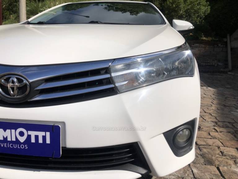 TOYOTA - COROLLA - 2016/2017 - Branca - R$ 92.500,00