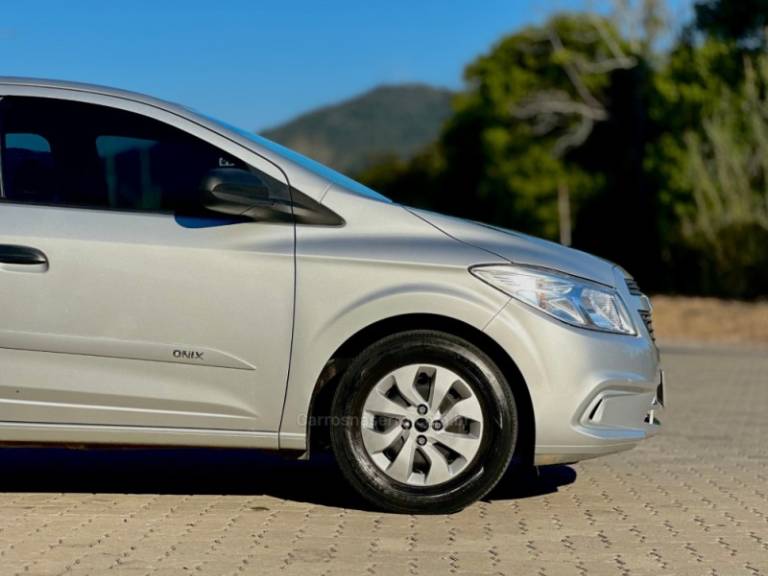 CHEVROLET - ONIX - 2018/2018 - Prata - R$ 49.500,00