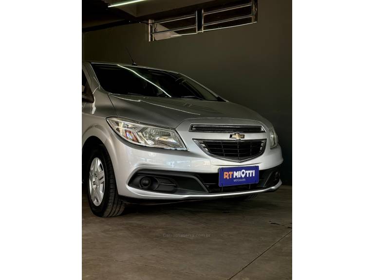 CHEVROLET - ONIX - 2013/2013 - Prata - R$ 45.000,00