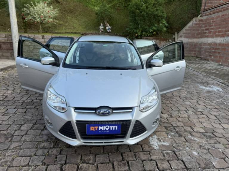 FORD - FOCUS - 2014/2015 - Prata - R$ 55.000,00