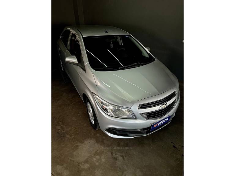 CHEVROLET - ONIX - 2013/2013 - Prata - R$ 45.000,00