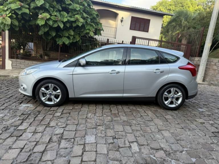 FORD - FOCUS - 2014/2015 - Prata - R$ 55.000,00