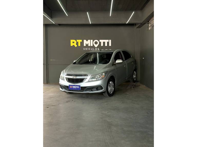 CHEVROLET - ONIX - 2013/2013 - Prata - R$ 45.000,00