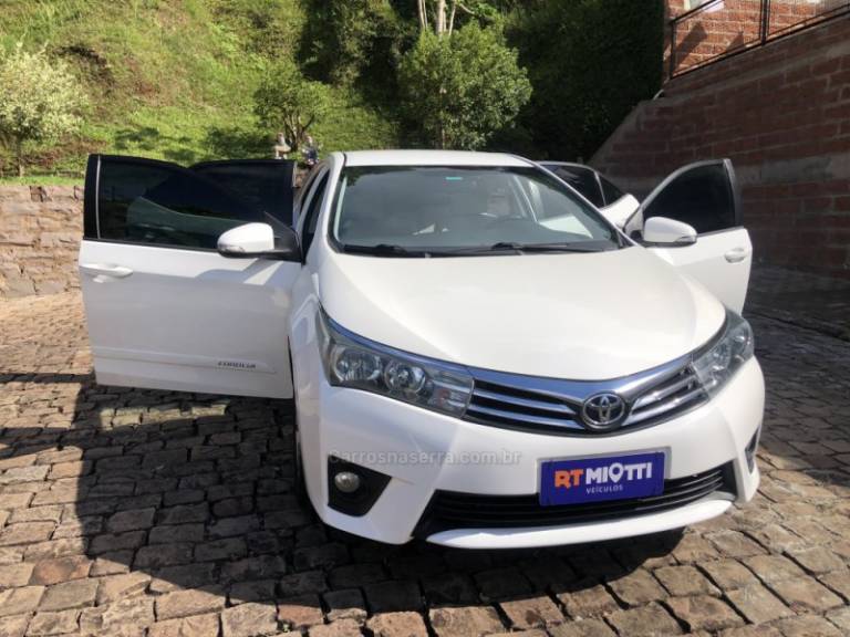 TOYOTA - COROLLA - 2016/2017 - Branca - R$ 92.500,00