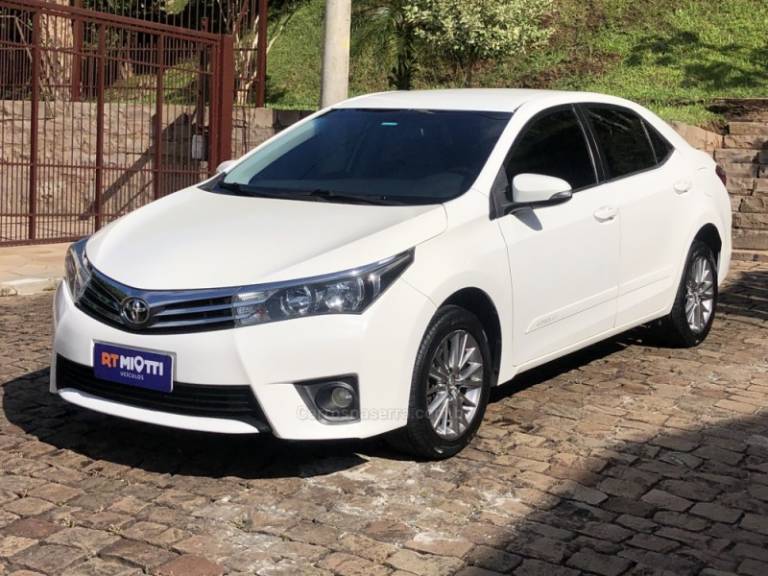 TOYOTA - COROLLA - 2016/2017 - Branca - R$ 92.500,00