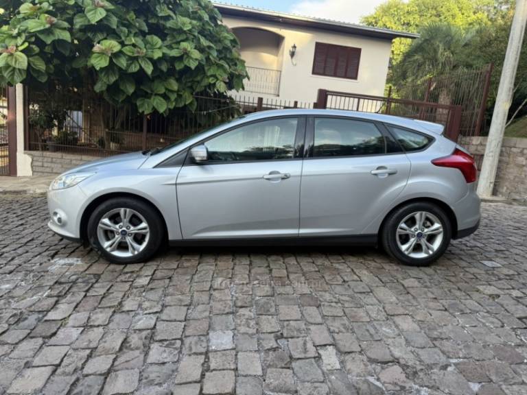 FORD - FOCUS - 2014/2015 - Prata - R$ 55.000,00