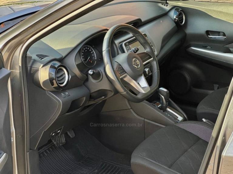 NISSAN - KICKS - 2017/2018 - Prata - R$ 82.000,00