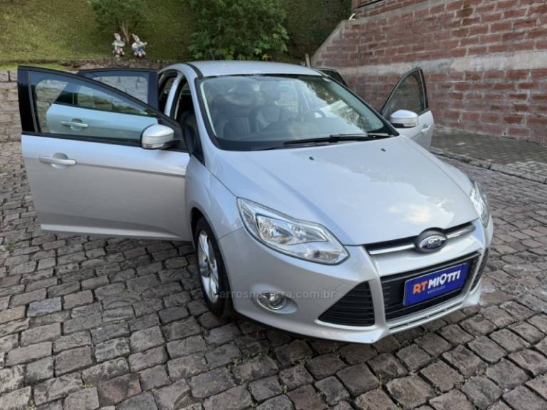 FORD - FOCUS - 2014/2015 - Prata - R$ 55.000,00
