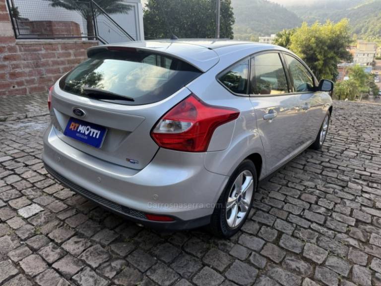 FORD - FOCUS - 2014/2015 - Prata - R$ 55.000,00