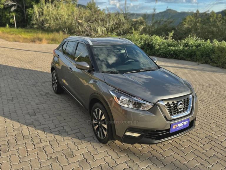 NISSAN - KICKS - 2017/2018 - Prata - R$ 82.000,00