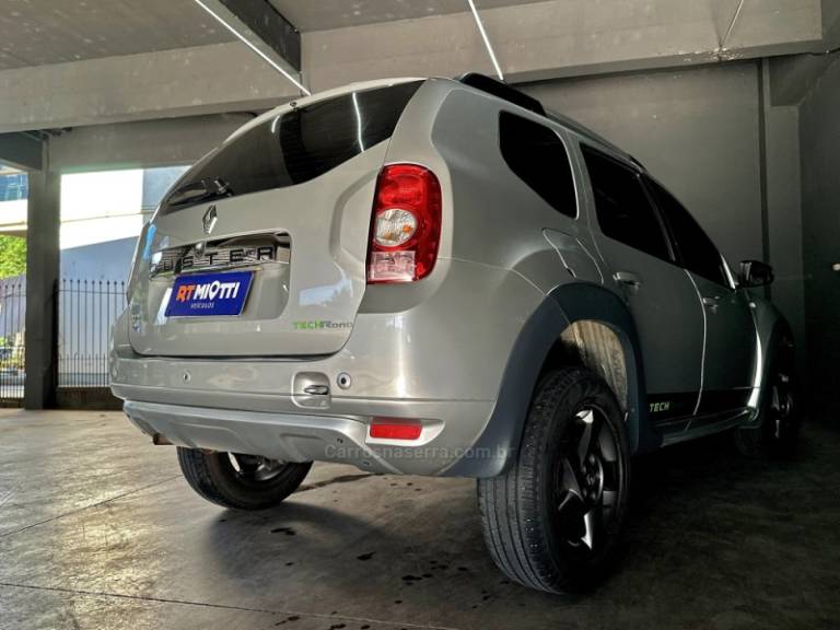 CHEVROLET - ONIX - 2014/2014 - Prata - R$ 56.000,00