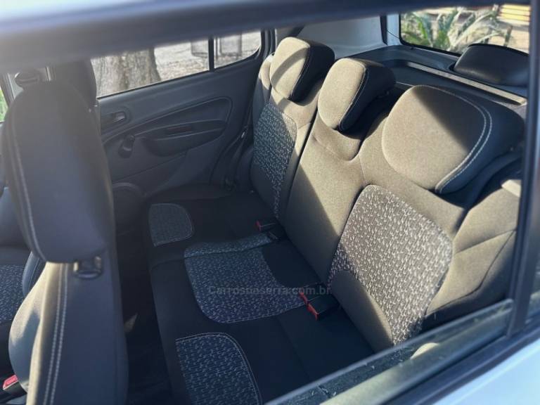 FIAT - UNO - 2021/2021 - Branca - R$ 49.900,00