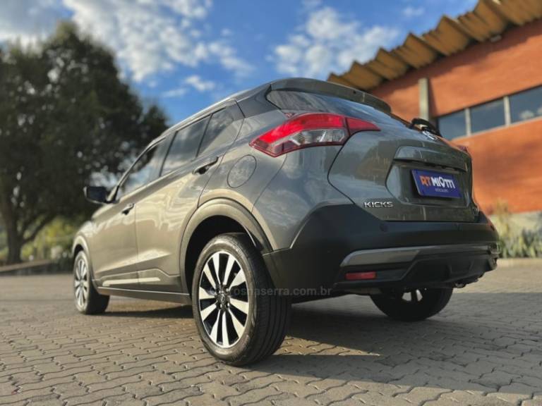 NISSAN - KICKS - 2017/2018 - Prata - R$ 82.000,00