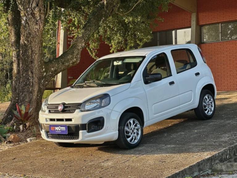 FIAT - UNO - 2021/2021 - Branca - R$ 49.900,00