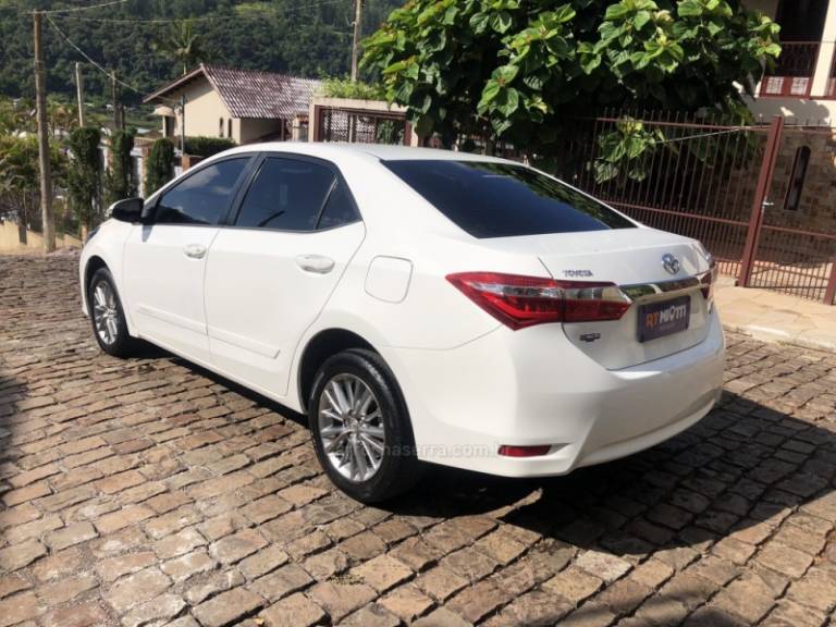 TOYOTA - COROLLA - 2016/2017 - Branca - R$ 92.500,00
