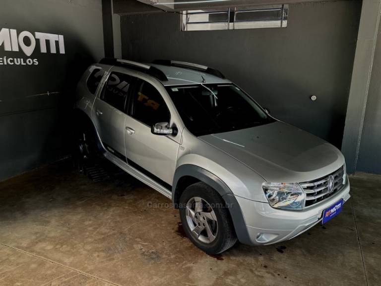 CHEVROLET - ONIX - 2014/2014 - Prata - R$ 56.000,00