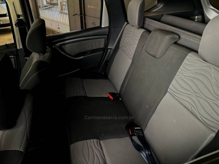 CHEVROLET - ONIX - 2014/2014 - Prata - R$ 56.000,00