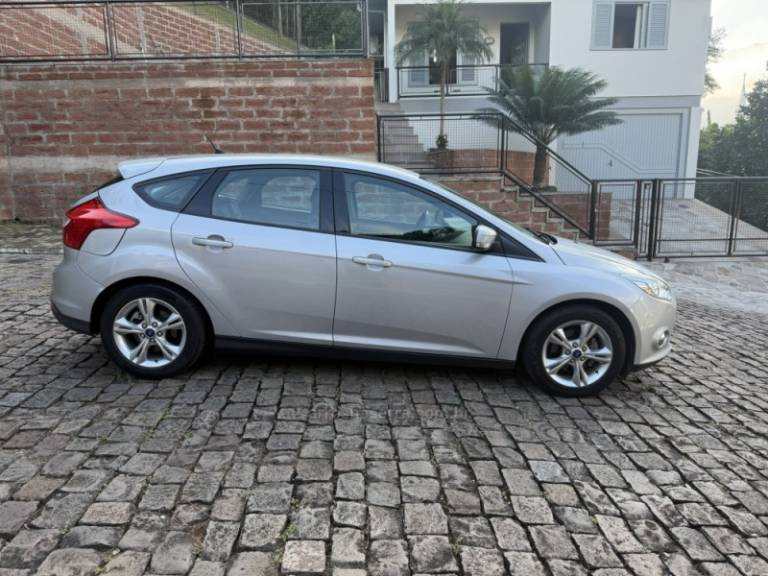 FORD - FOCUS - 2014/2015 - Prata - R$ 55.000,00