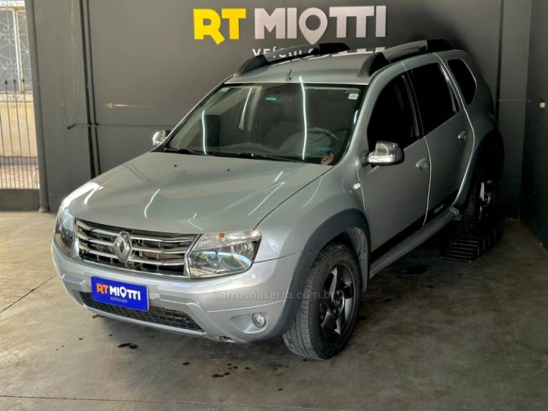 CHEVROLET - ONIX - 2014/2014 - Prata - R$ 56.000,00