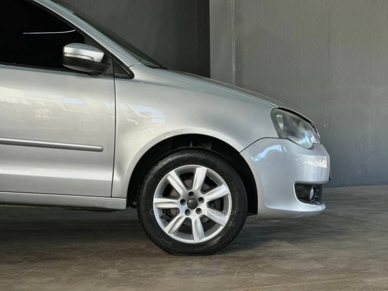 VOLKSWAGEN - POLO - 2012/2012 - Prata - R$ 40.000,00