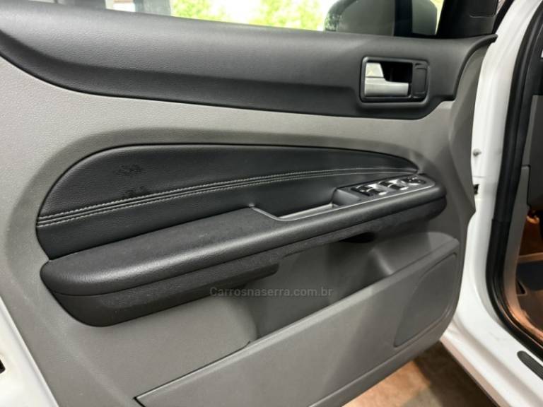 FORD - FOCUS - 2013/2013 - Branca - R$ 48.000,00