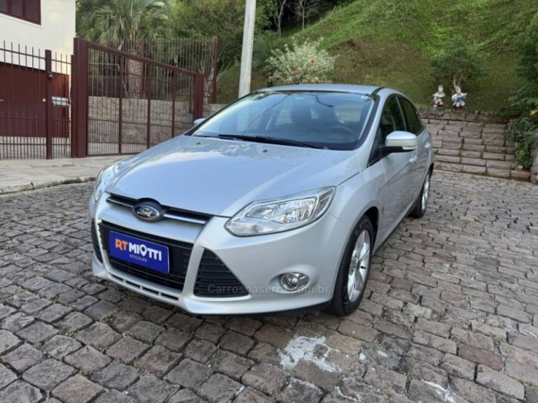 FORD - FOCUS - 2014/2015 - Prata - R$ 55.000,00