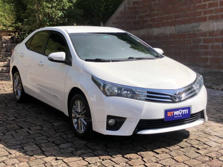 TOYOTA - COROLLA - 2016/2017 - Branca - R$ 92.500,00