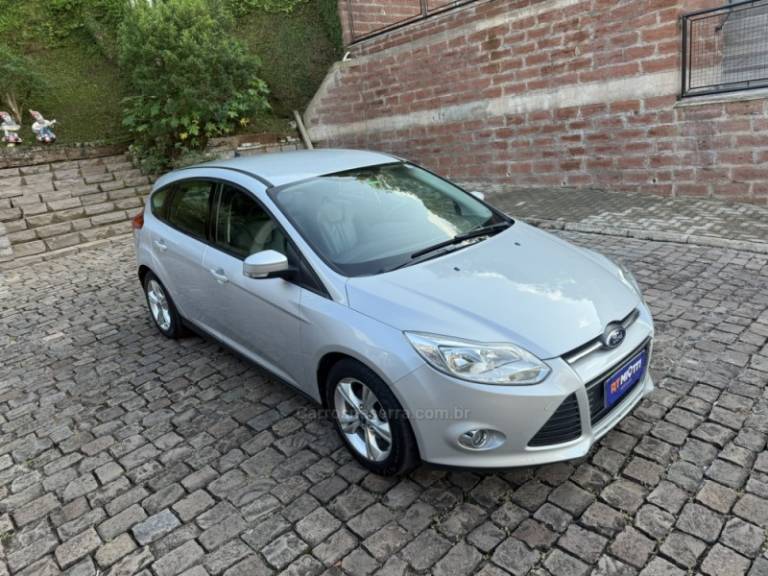FORD - FOCUS - 2014/2015 - Prata - R$ 55.000,00